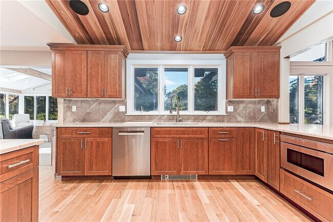 Building Photo - 14 Woodlake Dr