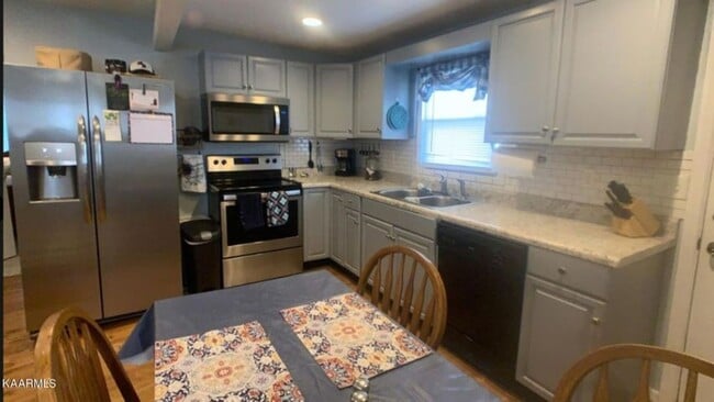 Building Photo - Maryville 37804 - 3 bedroom, 1.5 bath home - Call Troy Adams  865-233-6949