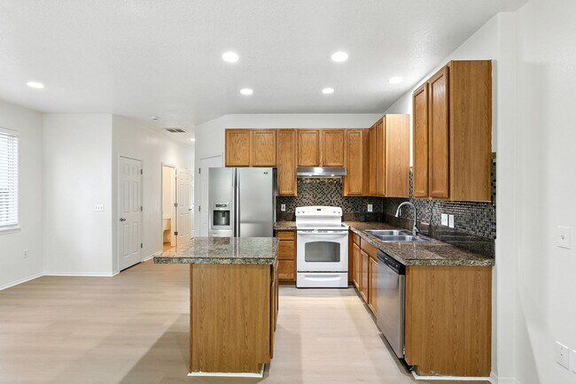 Building Photo - 10911 NE Weidler St