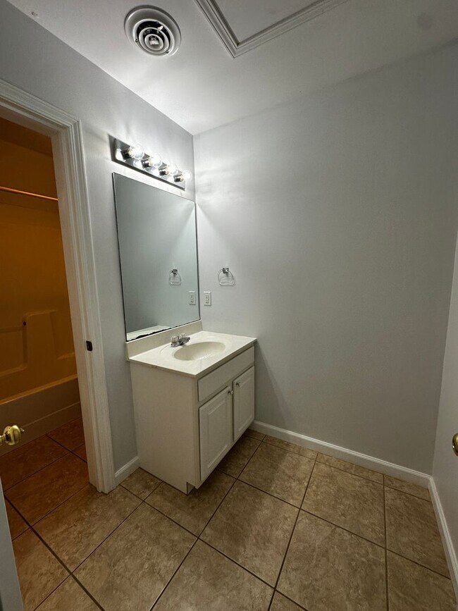 Building Photo - Knoxville 37914 - 3 bedroom, 2 bath home - Contact Regina Upshaw (865) 237-2369