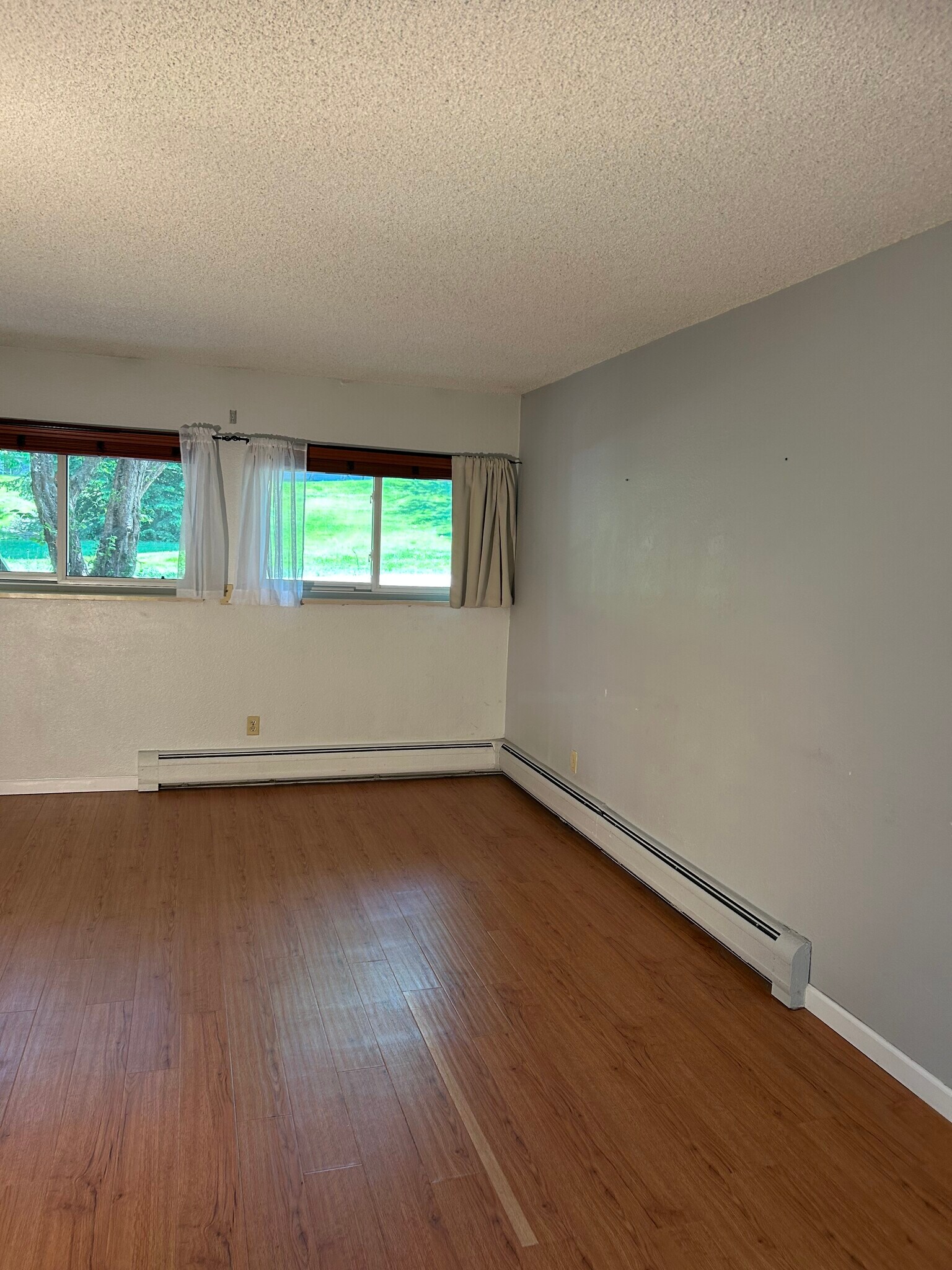 Building Photo - 1350 Golden Cir