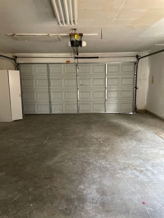 Building Photo - Charming 4-Bedroom, 2-Bathroom Home – Your Perfect Summer Move-In!