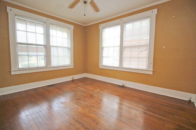 Building Photo - PRE-LEASE for July 2026 - 5 Bedroom, 2.5 Bathroom in Melrose Heights!