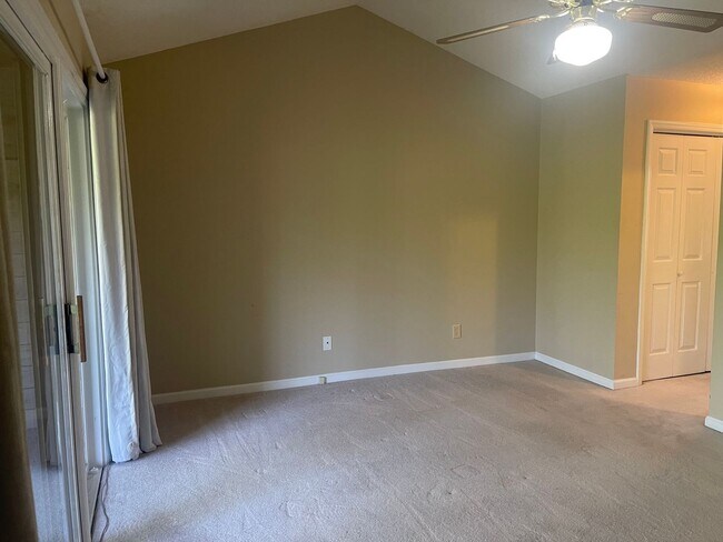 Building Photo - Spacious 2 Bed, 2 Bath Townhouse in Prime Hickory Location – 1,322 Sq. Ft.