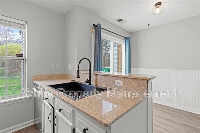 Building Photo - 8289 Golf Ridge Dr