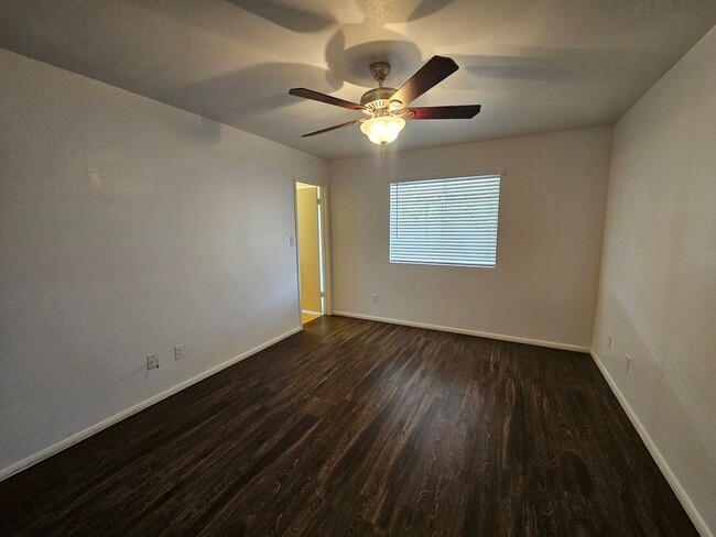 Building Photo - 3 bedroom 2 bath - North Phx home - single...