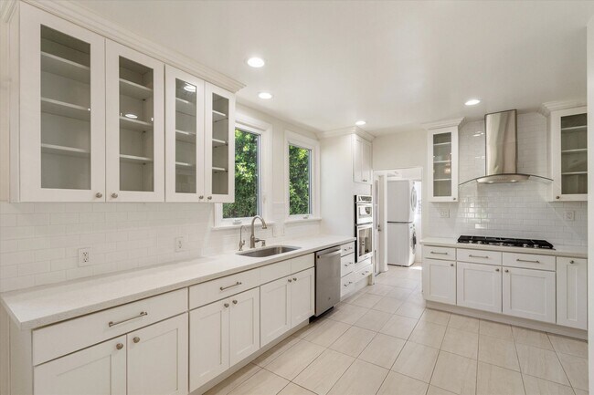 Building Photo - 4 Bed • 3 Bath • 2,135 Sq Ft (Main House) ...