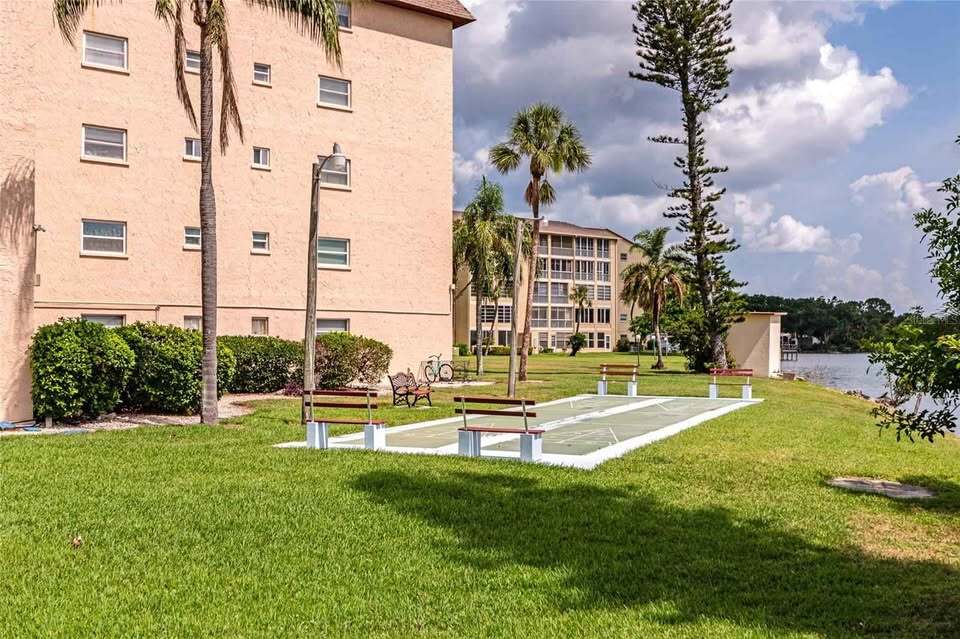 Building Photo - 3072 Lake Bayshore Dr