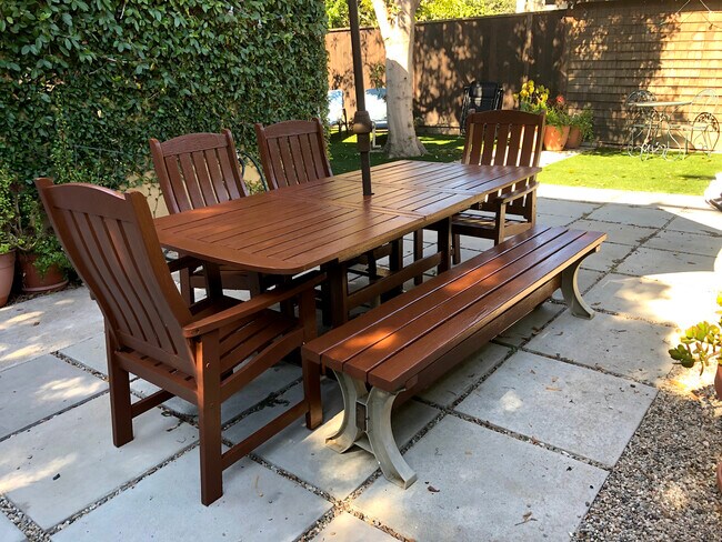 Outdoor dining area - 4360 Stewart Ave