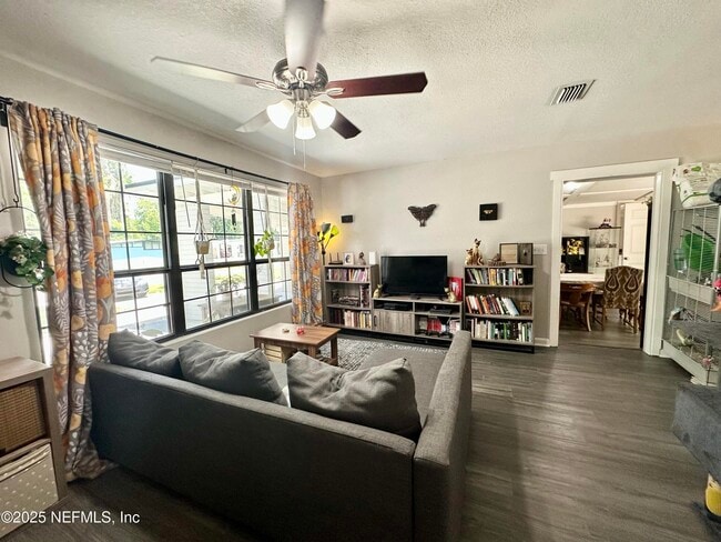 Building Photo - 7040 Arques Rd
