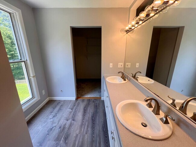 Building Photo - Cranberry - 6 bedroom 4 bathroom - Stunnin...