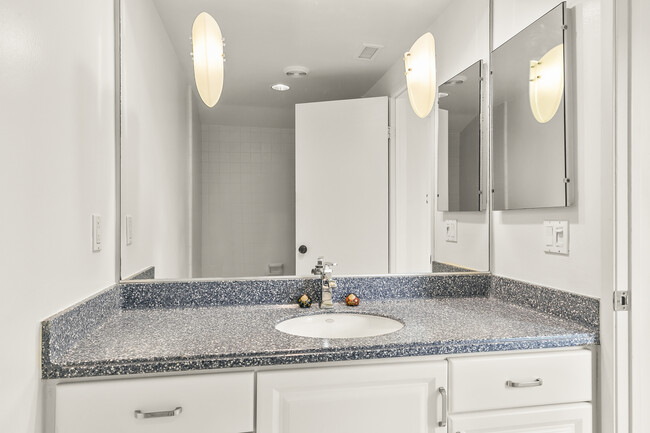 Building Photo - 2957 Seaview Ave