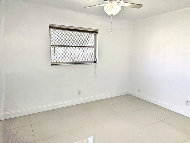 Building Photo - 111 NW 31st Ct