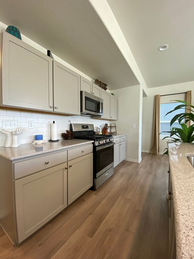 Building Photo - Stunning 3 Bedroom in NE Springs!