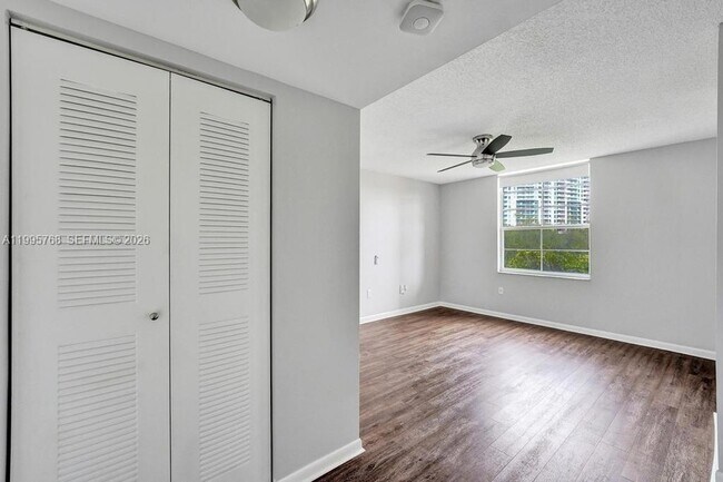 Building Photo - 520 SE 5 Ave