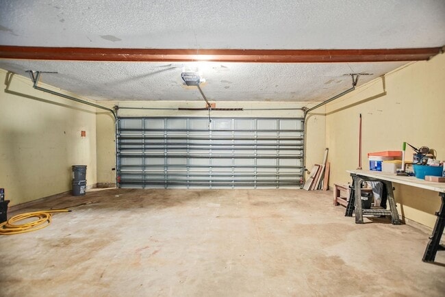 Building Photo - 8 Las Brisas Pl