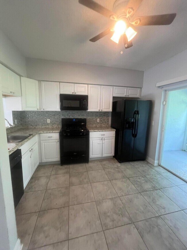 Building Photo - 7823 Sanibel Dr