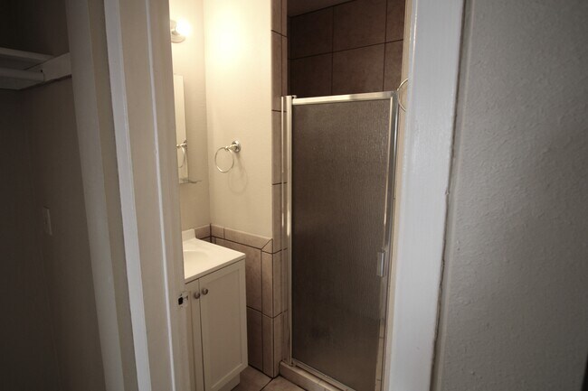 Building Photo - 1130 W 9th St