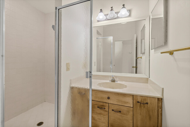 Building Photo - 604 Parkside Pl