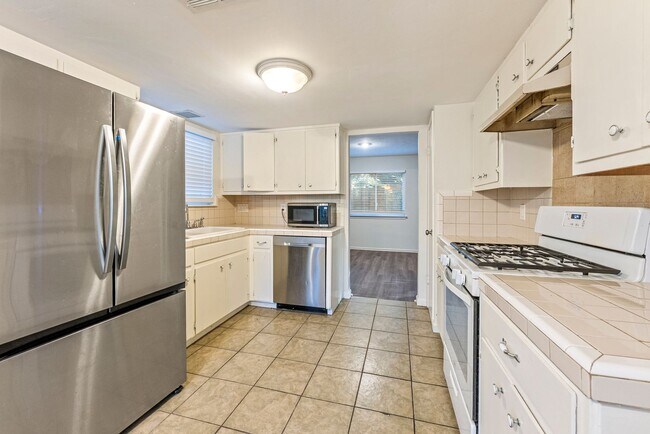 Building Photo - Homey Comfort with Spacious Yard in North Austin