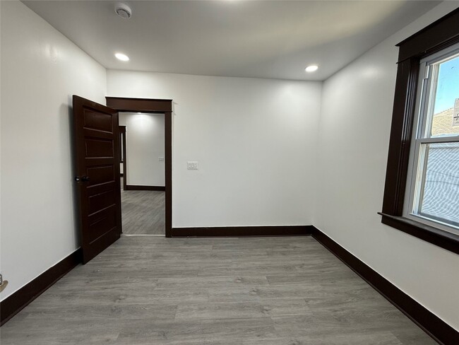 Building Photo - 1005 Pine St