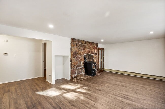 Building Photo - Move in ready home on Parkview