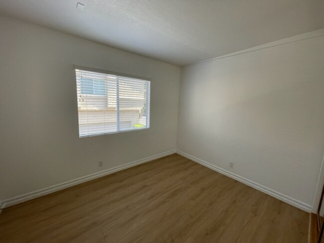 Building Photo - Beautiful 2 bedroom/2 bath end unit condo ...