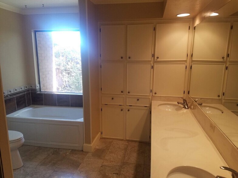 Building Photo - 1400 Pebble Ct