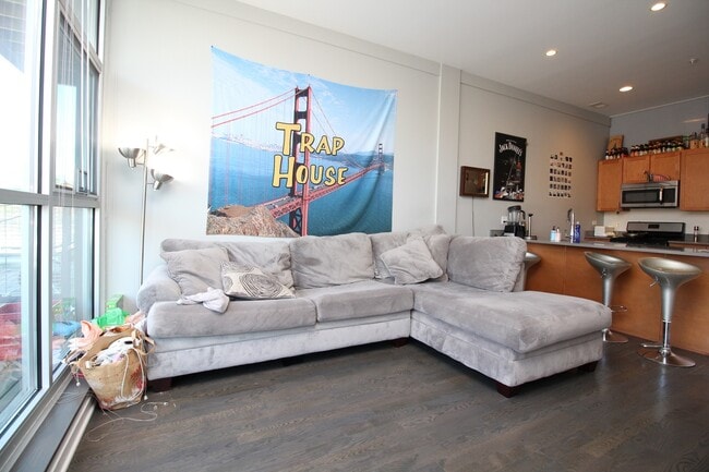 Building Photo - 1540 W Fullerton Ave