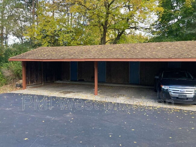 Building Photo - 6043 In the Pines Dr SE