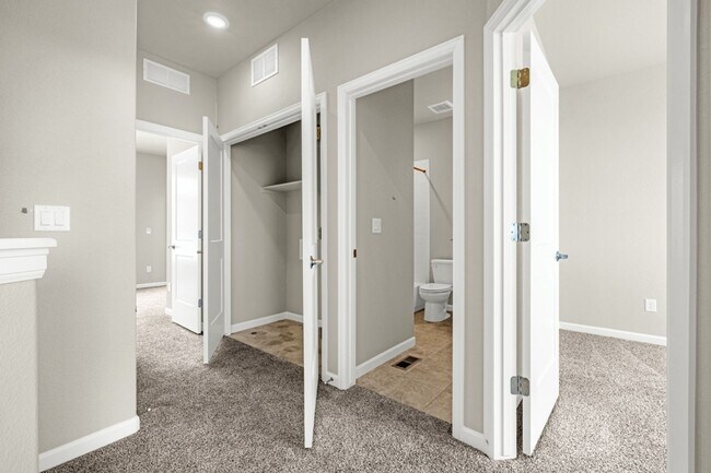 Building Photo - Luxury 4 Bed Townhouse with Amazing City and Mt Views on Westside