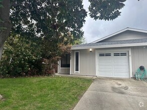 Building Photo - 2 Bedroom 2 Bathroom Updated Duplex with Y...