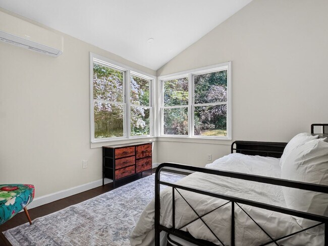 Building Photo - 1 Month Free | Luxury 3BR Home in Prospect Hill