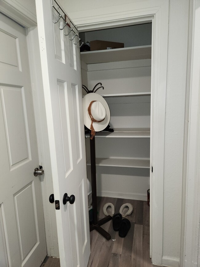 Building Photo - 1402 Harlandale Ave