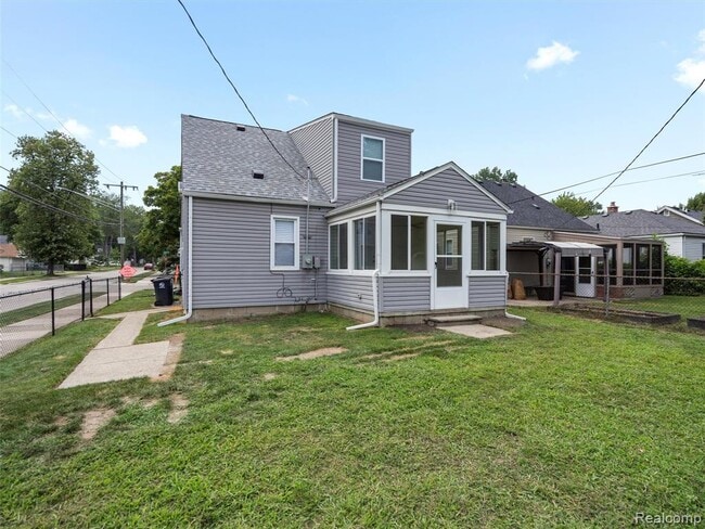 Building Photo - 1027 S Wilson Ave