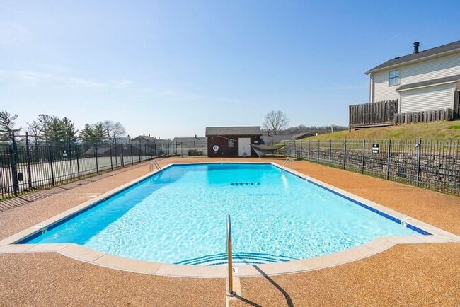 Building Photo - Beautiful 3 Bed Brentwood Townhome!