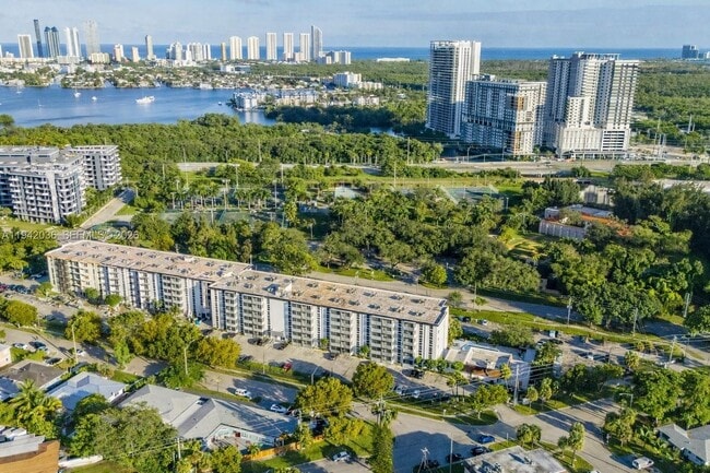 Building Photo - 16950 W Dixie Hwy