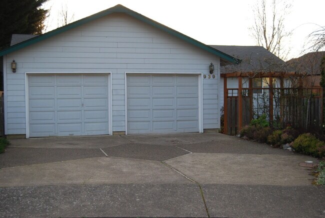 Building Photo - Charming & Well-Maintained Single-Story Home in McMinnville