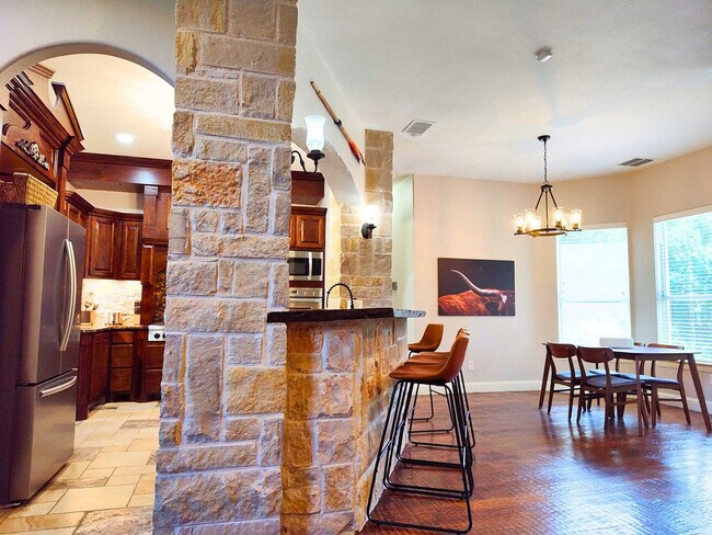 Building Photo - 200 Cove Dr