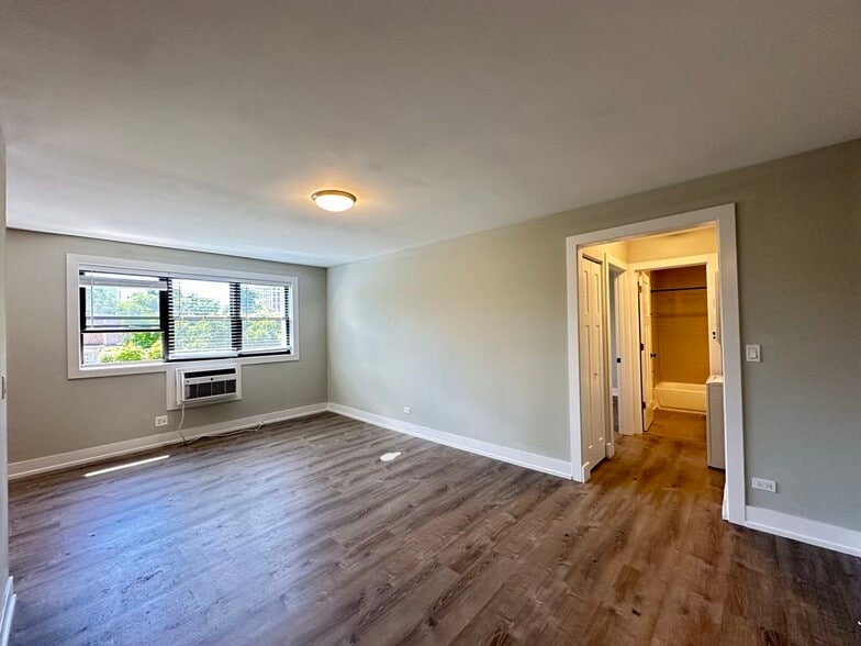 Building Photo - 447 W Surf St
