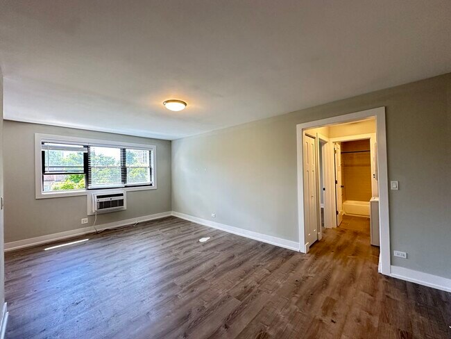 Building Photo - 533 W Surf St