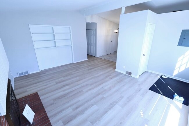 Building Photo - 1859 Delia Ave