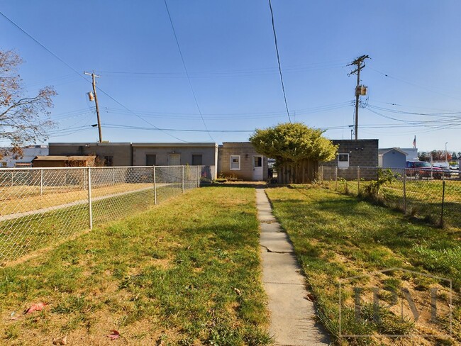 Building Photo - Available Now 3 bed 1 bath Located in Cent...