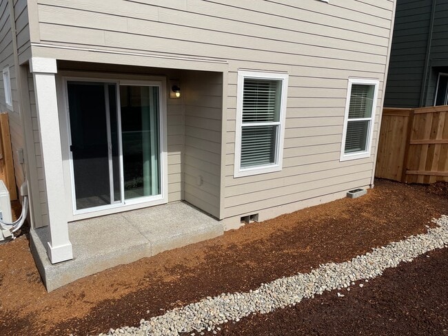 Building Photo - GORGEOUS 4 BED/2.5 BATH! HIGH END FINISHES ! SPACIOUS ROOMS ! FENCED BACK YARD !