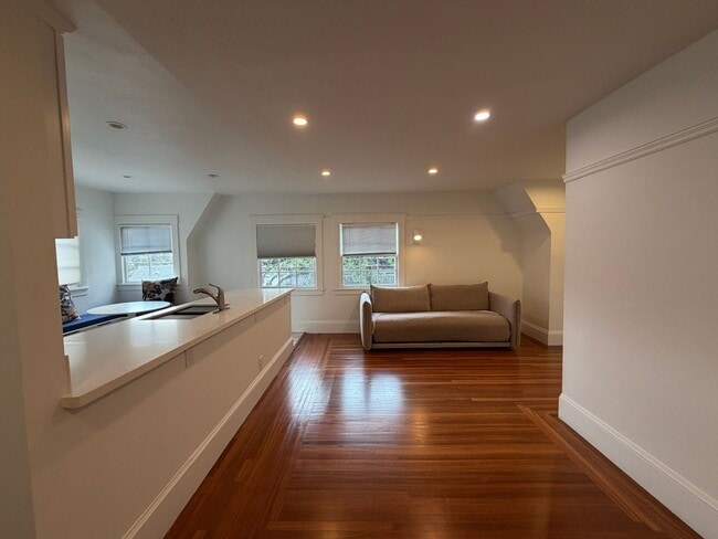 Building Photo - 879 E 28th St