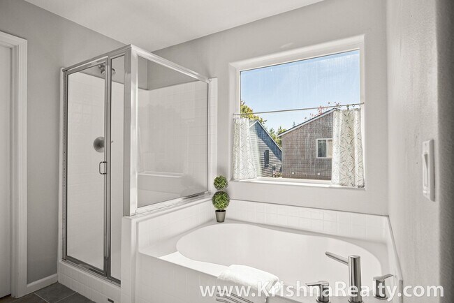 Building Photo - Beautiful 4 BD* 2.5 BA* Single Family Home...