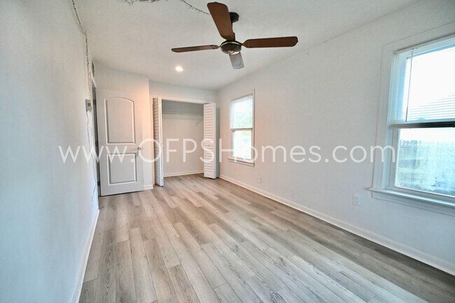 Building Photo - 305 Okaloosa Rd NE