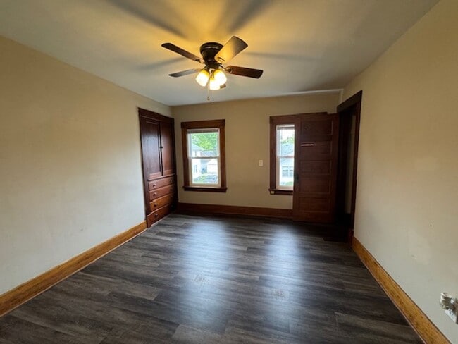 Building Photo - 2 Bed Updated Kitchen must See!