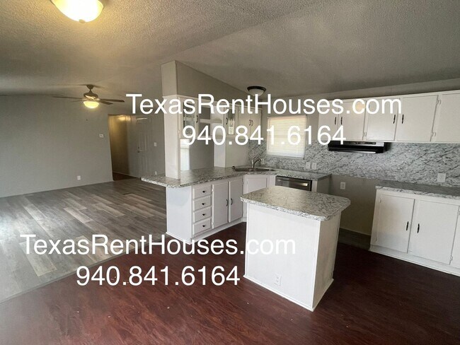 Building Photo - Newly Remodeled 3/2 Home Available NOW!
