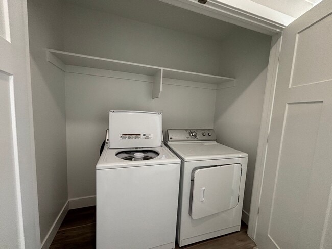 Building Photo - DARLING TWO BEDROOM TOWNHOME IN CEDAR CITY!